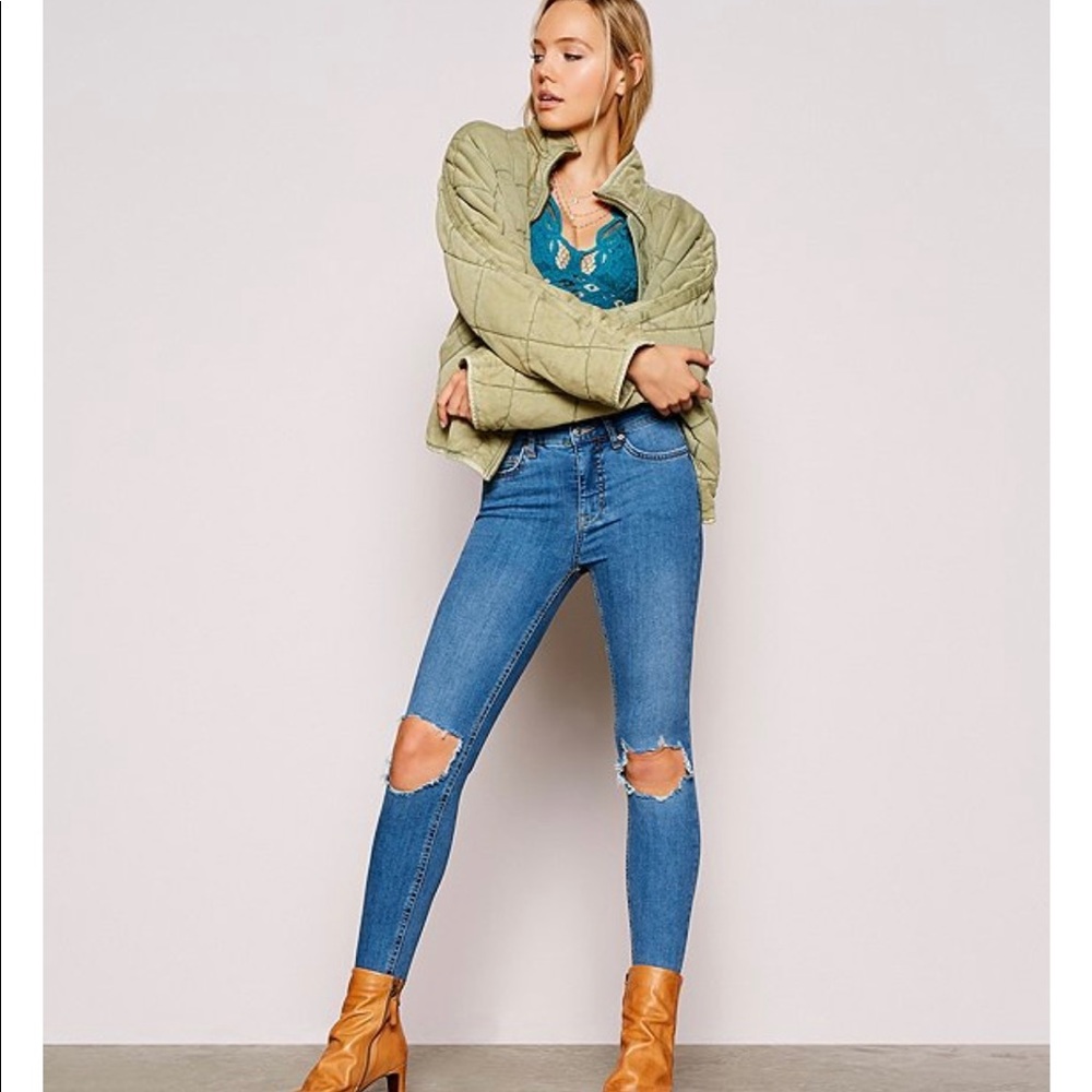 Free People Busted Knee Jeans. Size 27